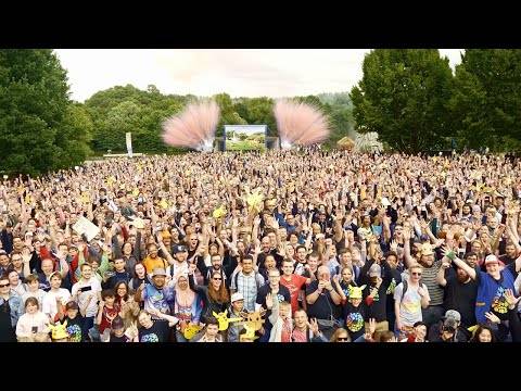 《精灵宝可梦Go》游戏截图,显示角色正在捕捉宝可梦