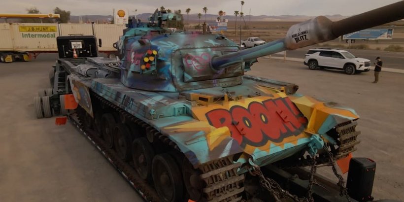 Graffiti blindado: un tanque gigante se embarca en una promoción en el mundo real