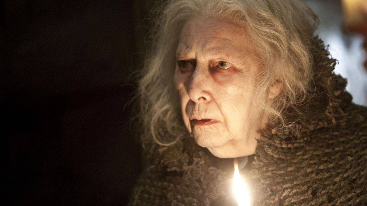 Hazel Douglas เป็น Bathilda Bagshot ใน Harry Potter และ Deathly Hallows ตอนที่ 1